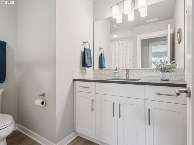 4023 Se CENTURY Blvd, Hillsboro, OR 97123