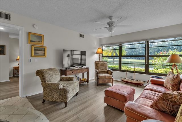 9 Plantation Drive 102, Vero Beach, FL 32966