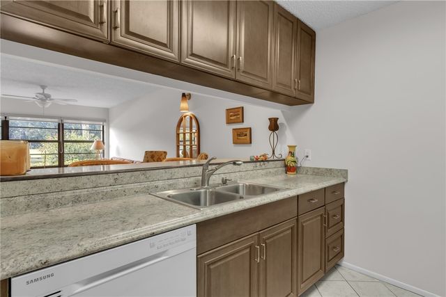 9 Plantation Drive 102, Vero Beach, FL 32966