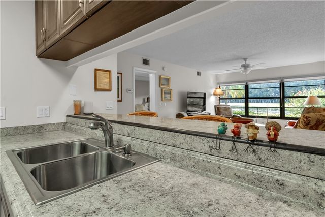 9 Plantation Drive 102, Vero Beach, FL 32966