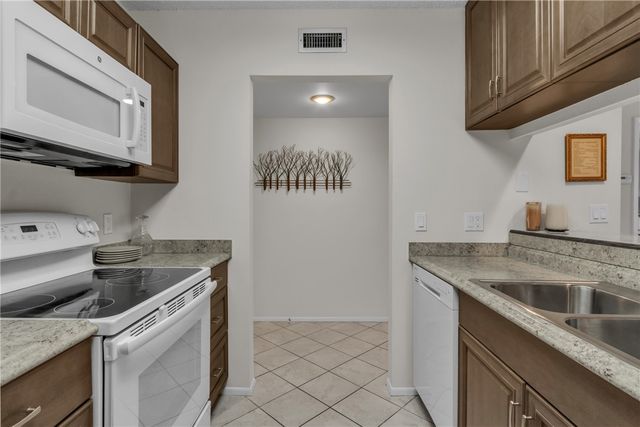 9 Plantation Drive 102, Vero Beach, FL 32966