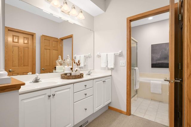 7914 Victoria Curve, Saint Louis Park, MN 55426