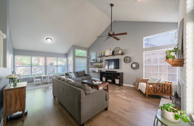 2435 Pendant Oak, San Antonio, TX 78232