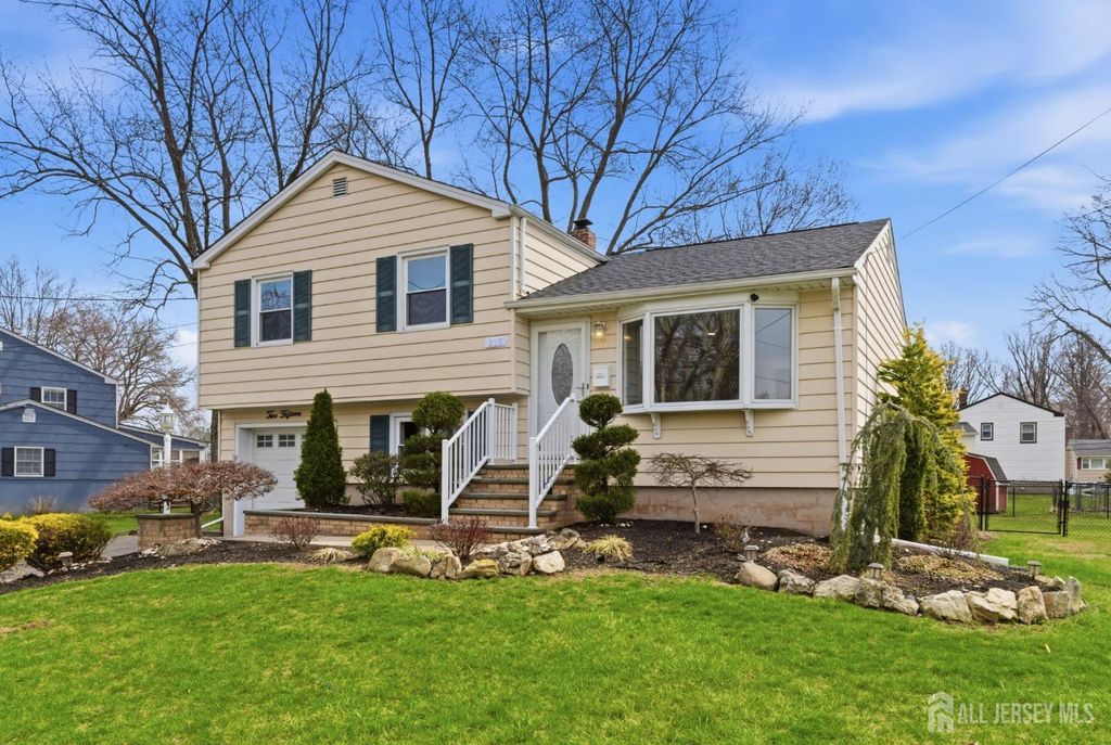 215 Oakmanor Parkway, South Plainfield, NJ 07080