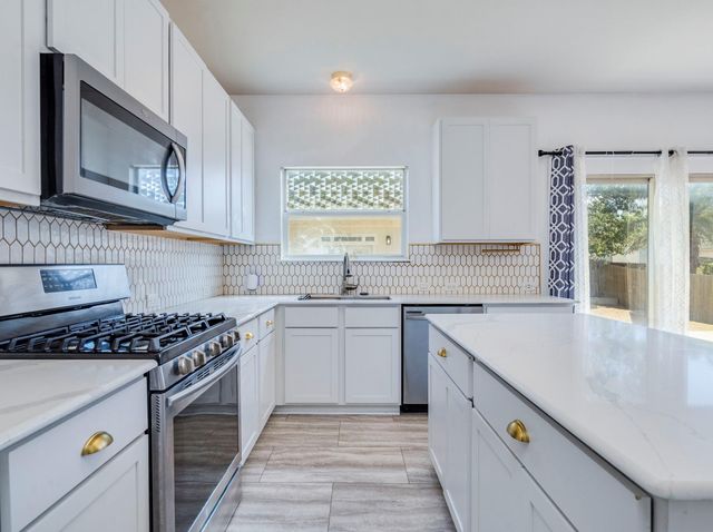 112 Maplewood N, Kyle, TX 78640