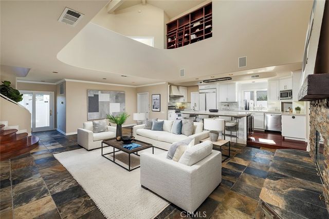 332 Holmwood Drive, Newport Beach, CA 92663