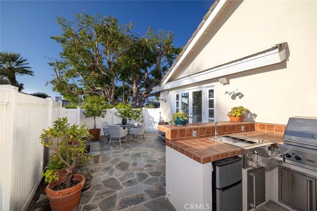 332 Holmwood Drive, Newport Beach, CA 92663