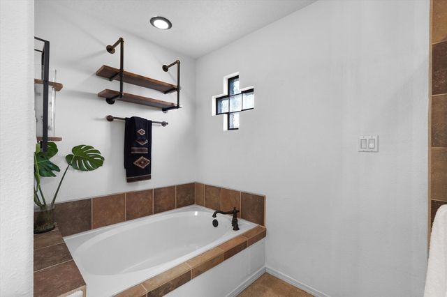 7216 Via Contenta NE, Albuquerque, NM 87113