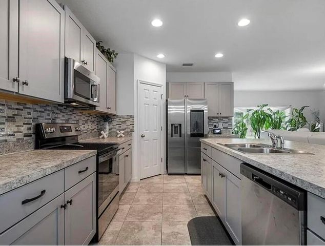 535 DARSHIRE AVENUE, Eustis, FL 32736