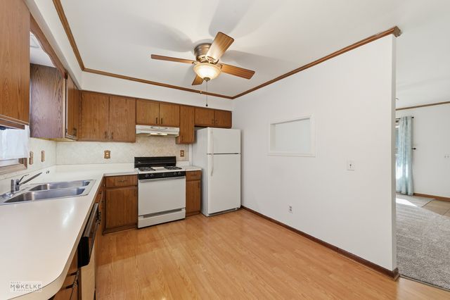 105 COLONIAL Parkway B, Yorkville, IL 60560