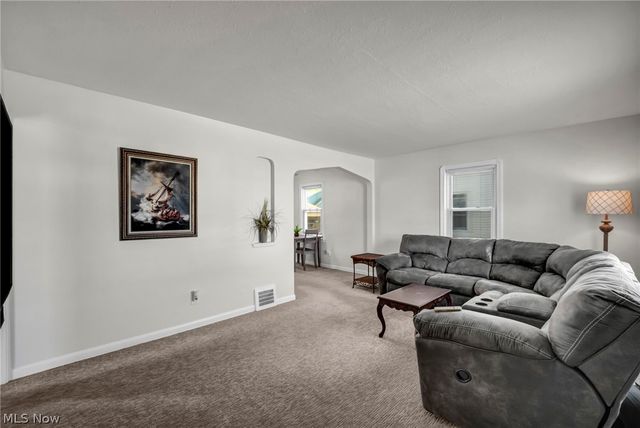 424 E 326th Street, Willowick, OH 44095