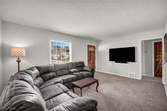 424 E 326th Street, Willowick, OH 44095