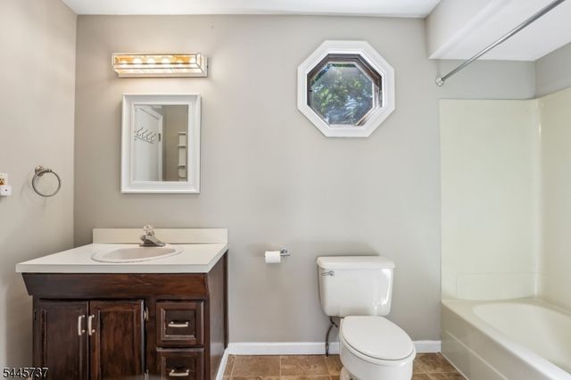 11 Woodward Ave, Bloomingdale Boro, NJ 07403