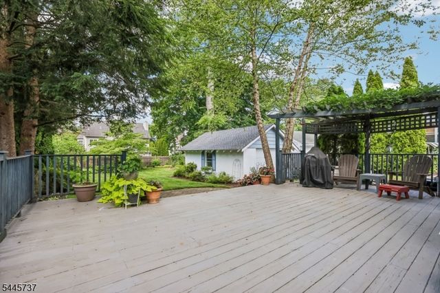 11 Woodward Ave, Bloomingdale Boro, NJ 07403