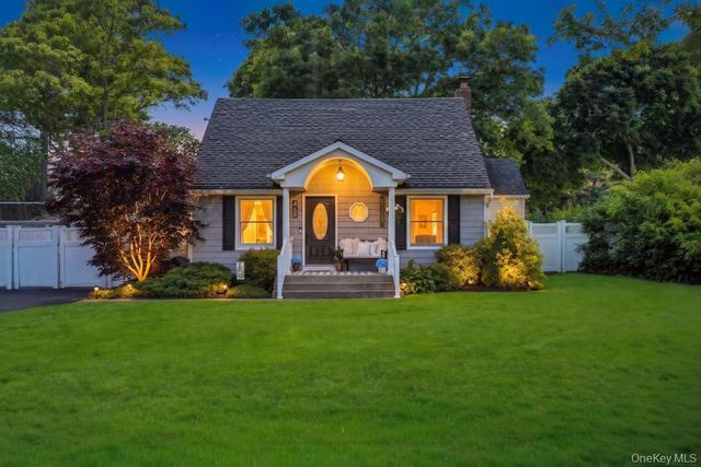 4 Pine Street, Holtsville, NY 11742