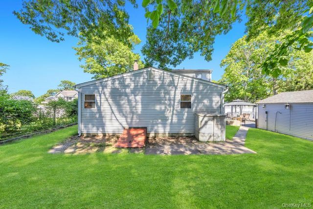 4 Pine Street, Holtsville, NY 11742