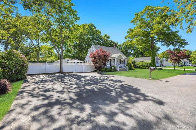 4 Pine Street, Holtsville, NY 11742