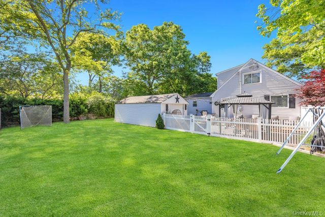4 Pine Street, Holtsville, NY 11742