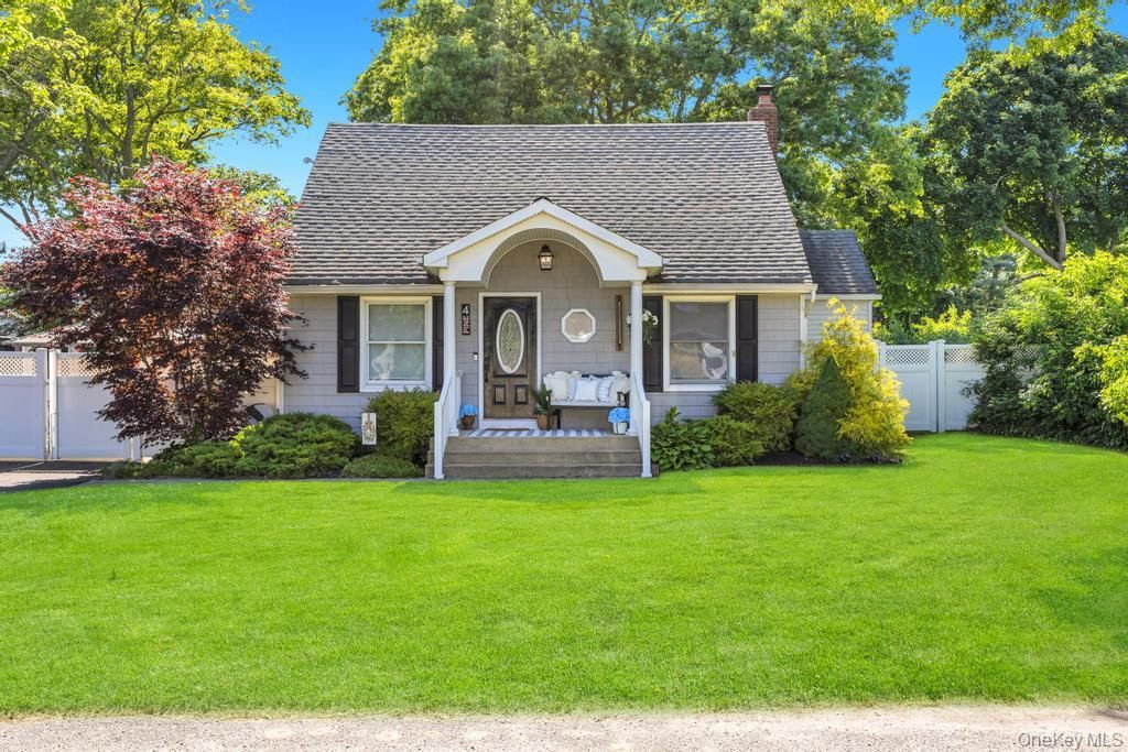 4 Pine Street, Holtsville, NY 11742
