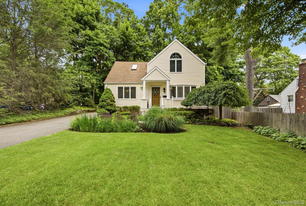 71 E 17th Street, Huntington Station, NY 11746