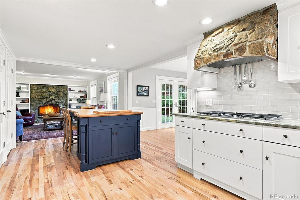 Image 11 of property listing at 6838 S Elizabeth Street, Centennial, CO 80122