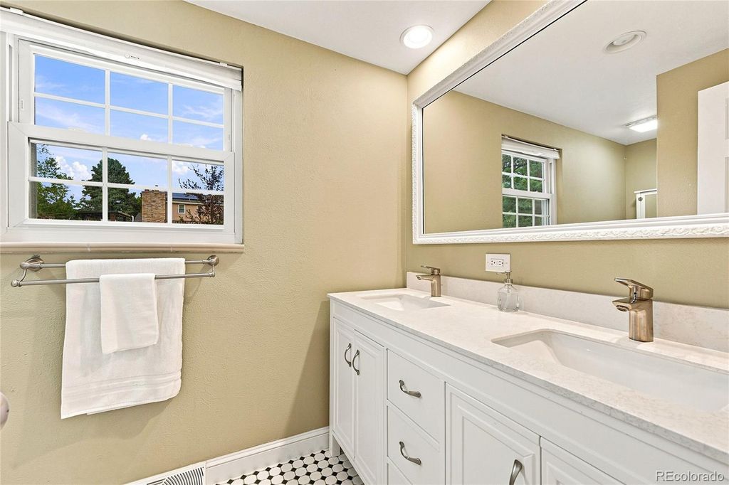 Image 18 of property listing at 6838 S Elizabeth Street, Centennial, CO 80122