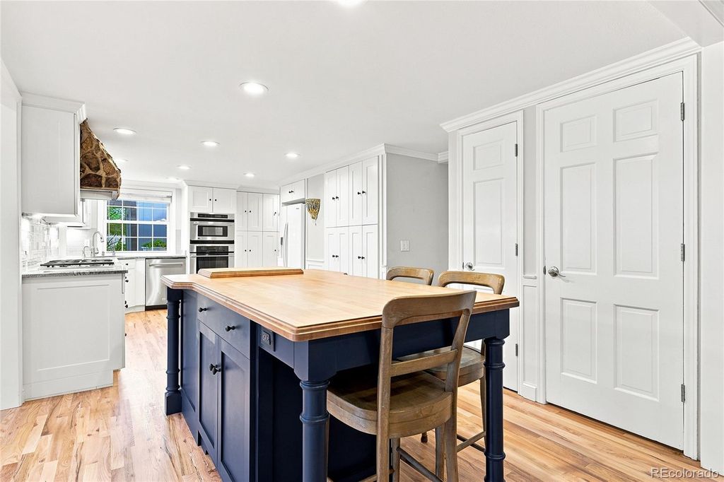Image 9 of property listing at 6838 S Elizabeth Street, Centennial, CO 80122