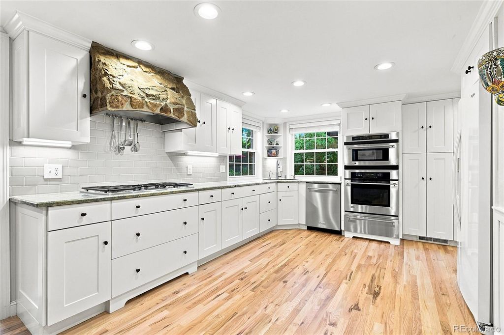 Image 10 of property listing at 6838 S Elizabeth Street, Centennial, CO 80122