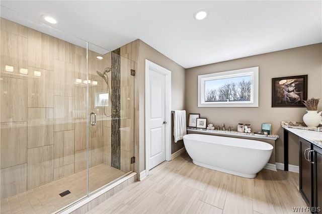 5527 Meadowglen Drive, Clarence, NY 14032