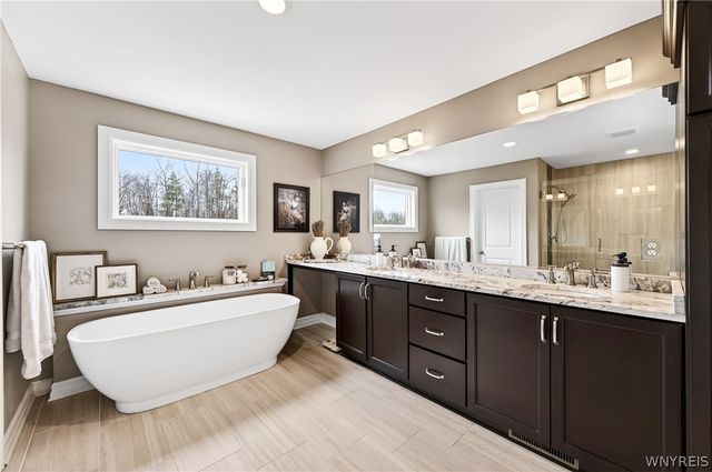 5527 Meadowglen Drive, Clarence, NY 14032