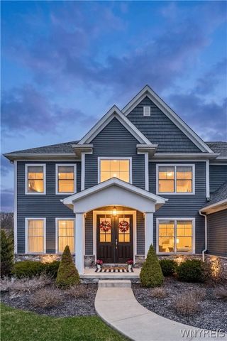 5527 Meadowglen Drive, Clarence, NY 14032