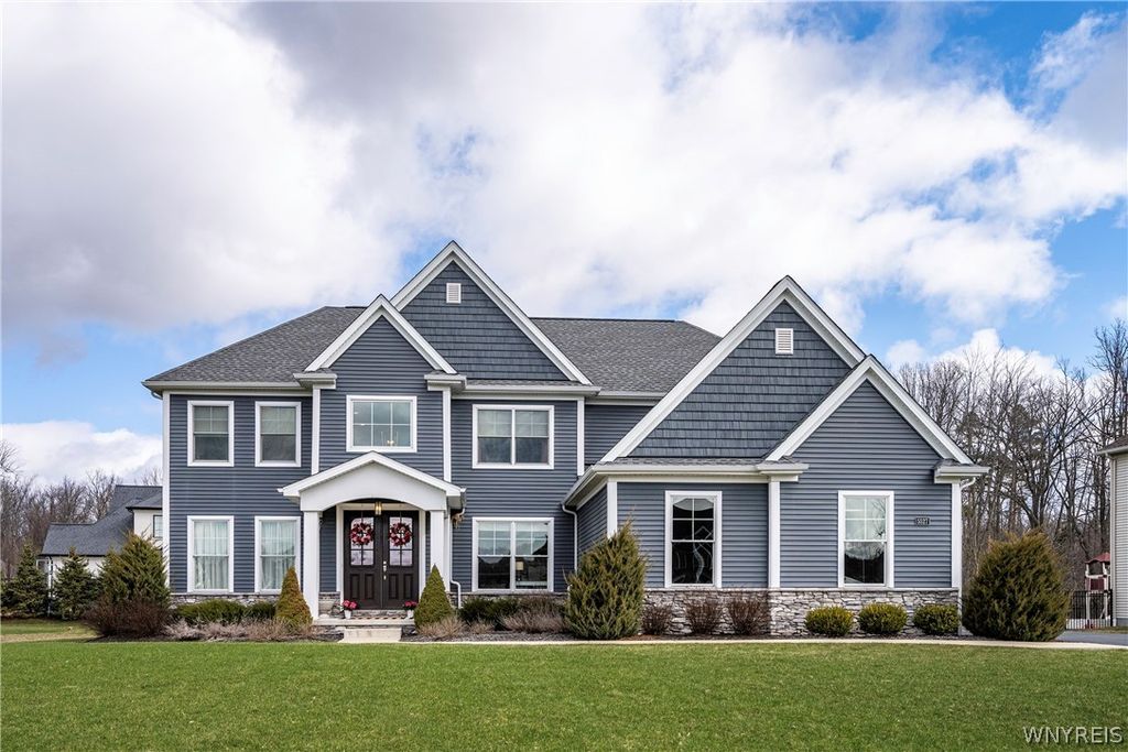 5527 Meadowglen Drive, Clarence, NY 14032
