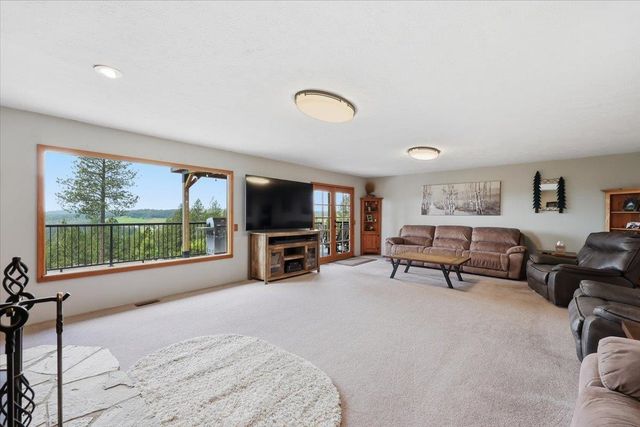 15009 E Cooper Rd, Mead, WA 99021