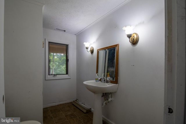 102 MIDDLE CROSS TRL, Harpers Ferry, WV 25425