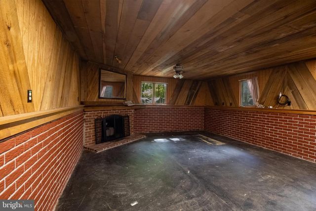 102 MIDDLE CROSS TRL, Harpers Ferry, WV 25425