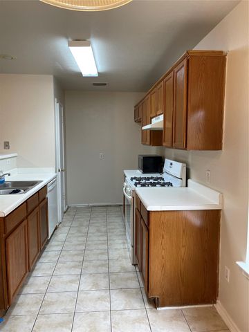 1013 Christopher ST A, Round Rock, TX 78681