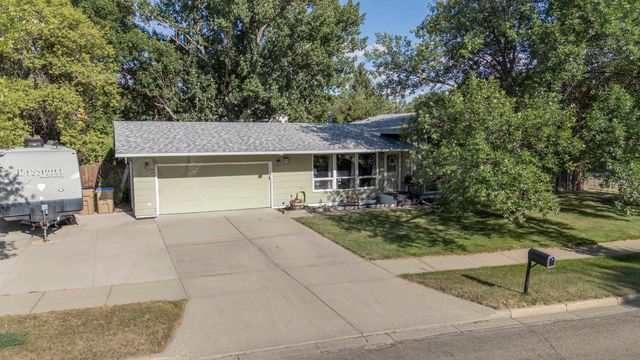 1825 12th St. SW, Minot, ND 58701