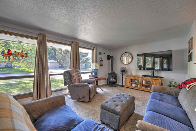 1825 12th St. SW, Minot, ND 58701