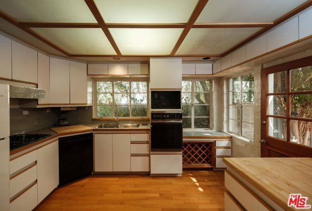 12217 Dorothy Street, Los Angeles, CA 90049