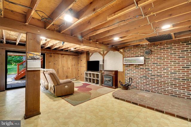 2394 HILL RD, Perkiomenville, PA 18074