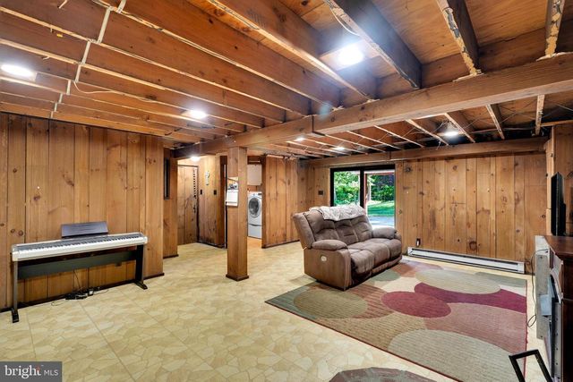 2394 HILL RD, Perkiomenville, PA 18074