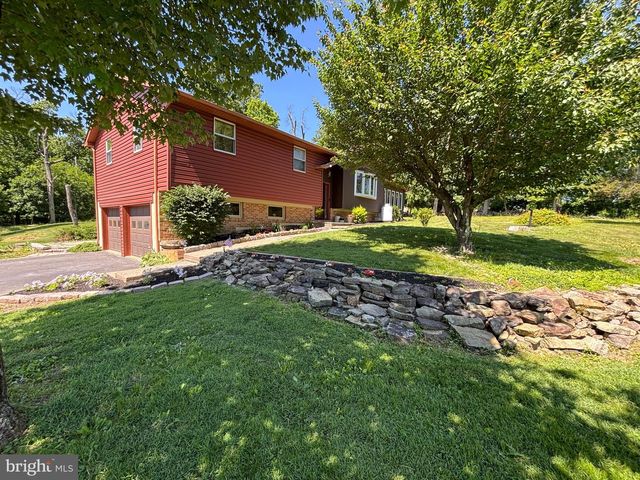 2394 HILL RD, Perkiomenville, PA 18074