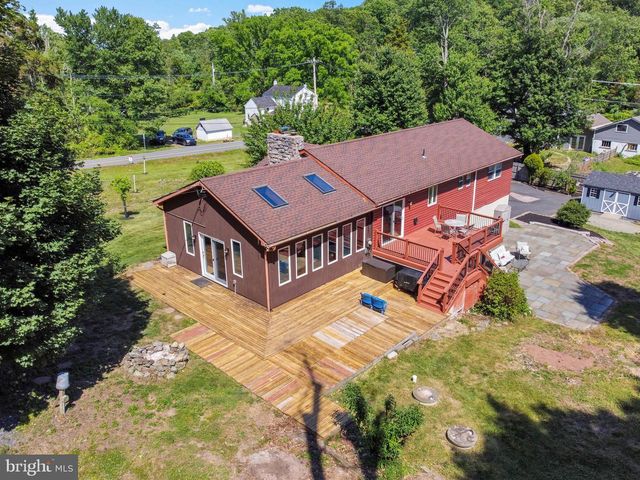 2394 HILL RD, Perkiomenville, PA 18074