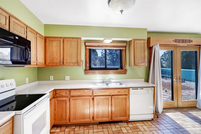 150 Calle Ojo Feliz, Santa Fe, NM 87505