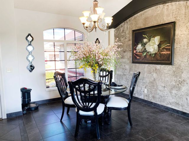 12301 E Zimmerly Ct, Wichita, KS 67207