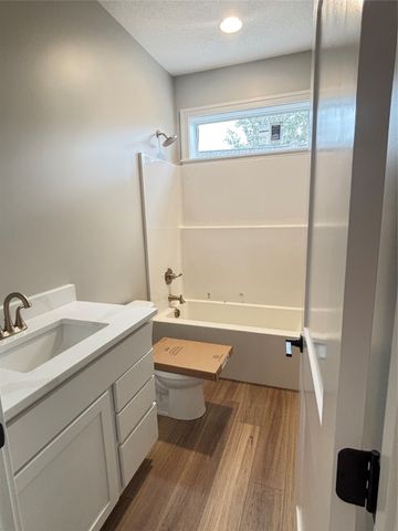 5633 Walnut Ridge Drive, Des Moines, IA 50317