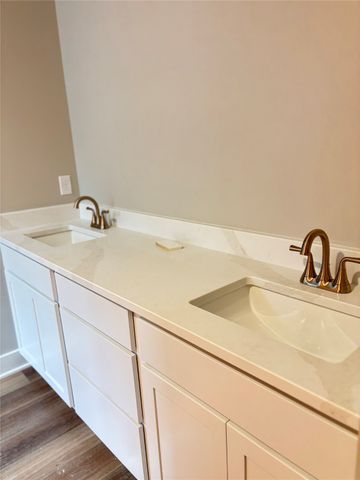 5633 Walnut Ridge Drive, Des Moines, IA 50317