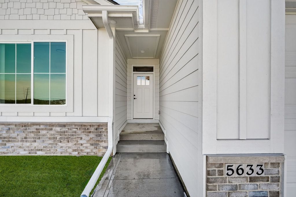 5633 Walnut Ridge Drive, Des Moines, IA 50317