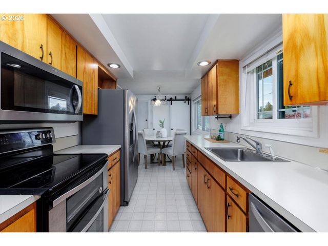 11725 Sw BLAKENEY St, Beaverton, OR 97008