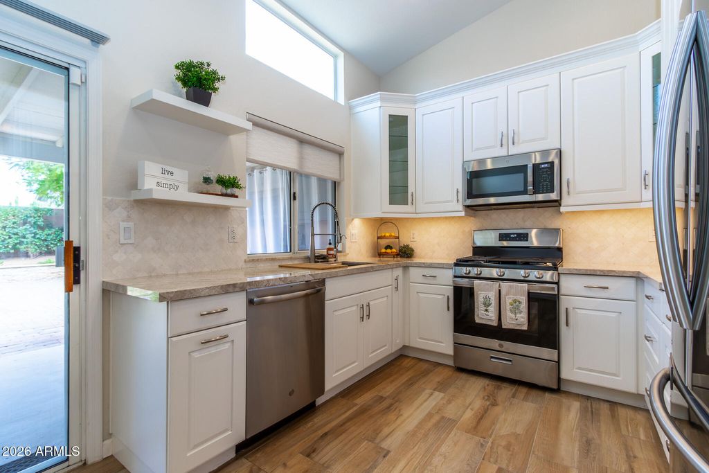 3226 E WAHALLA Lane, Phoenix, AZ 85050